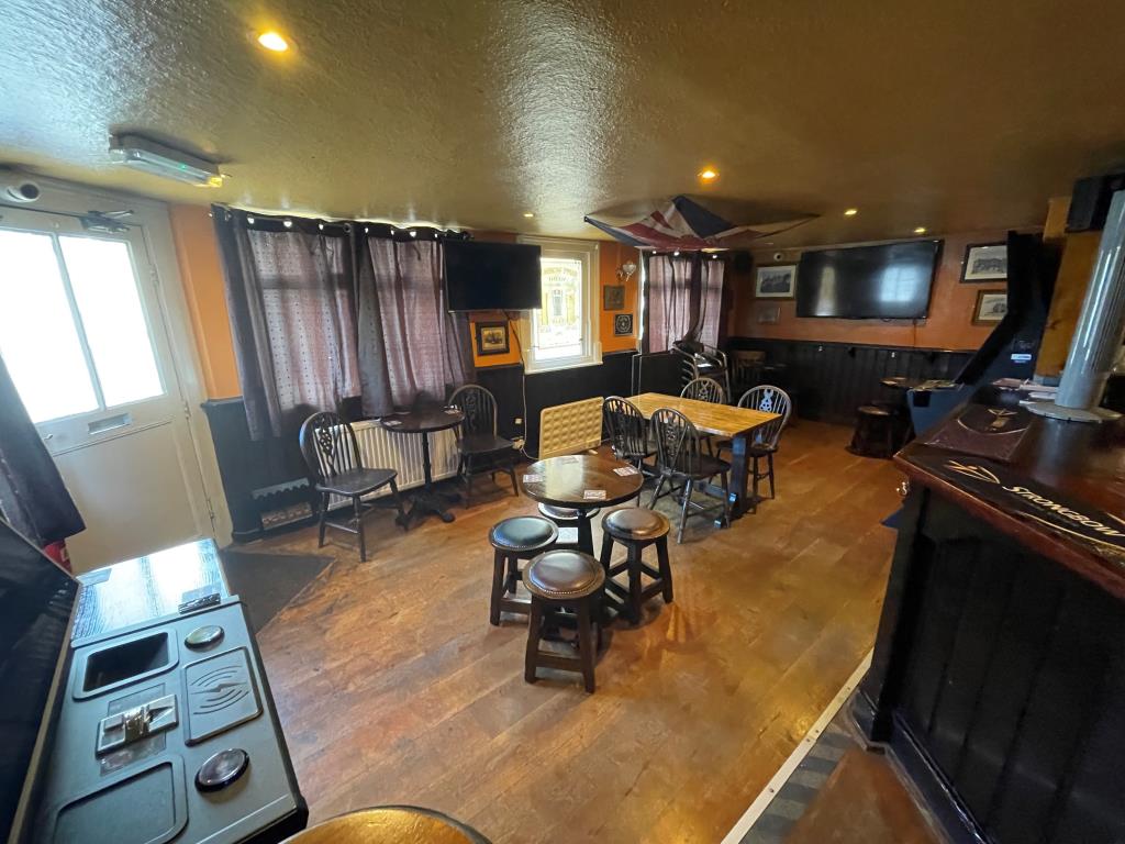 Lot: 108 - FREEHOLD PUBLIC HOUSE IN TOWN CENTRE - Seating to left of bar